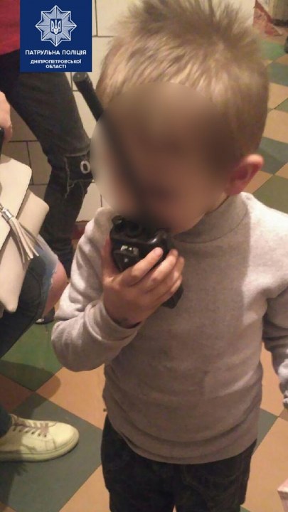Малыши могли выпасть из окна: в Днепре задержали горе-мать