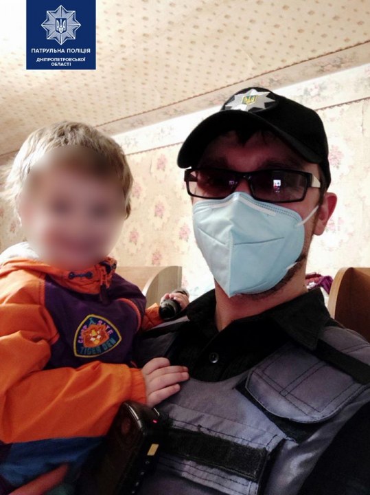 Малыши могли выпасть из окна: в Днепре задержали горе-мать