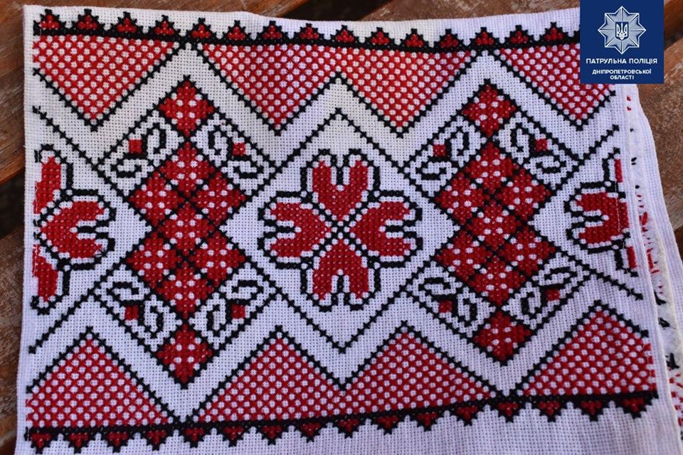 Таланты на каждом шагу: в Днепре работают полицейские, вышивающие рушники и иконы (ФОТО)