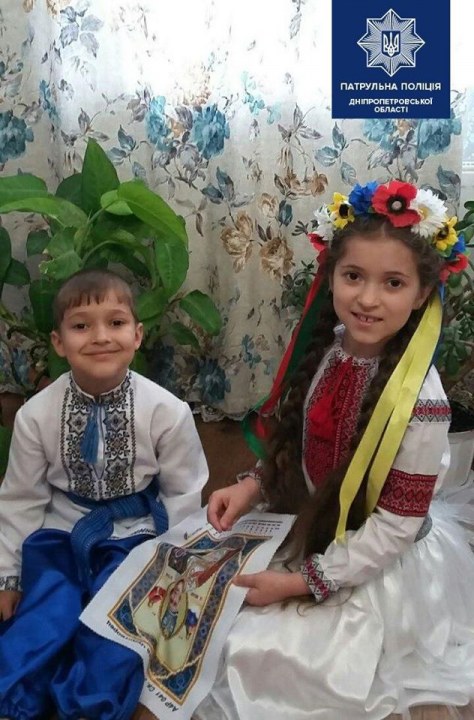 Таланты на каждом шагу: в Днепре работают полицейские, вышивающие рушники и иконы (ФОТО)