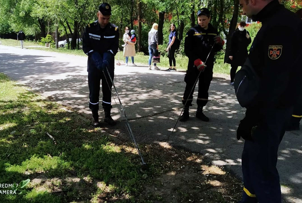 Незваная гостья: в Днепре возле жилого дома обнаружили змею (ФОТО) - рис. 2