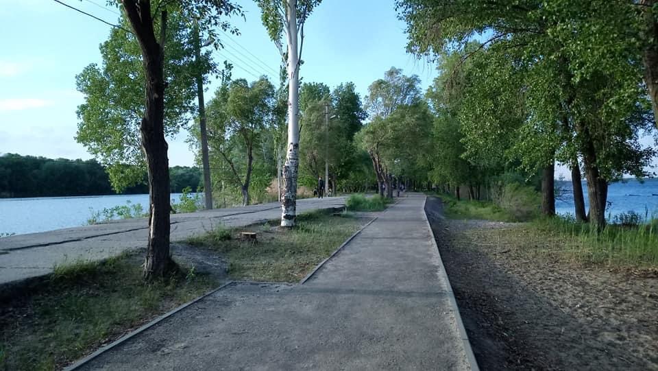 В Днепре на косе вандалы разломали лавочки и выбросили их в речку - рис. 2