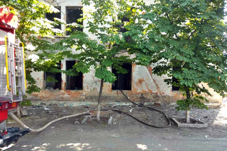 В Днепре на Левом берегу горело заброшенное здание (ФОТО) - рис. 1