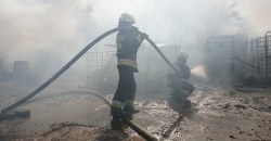 Тушили целый час: в Днепре горели складские помещения (ФОТО, ВИДЕО) - рис. 15