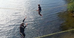 Не нарушая карантин: в Днепре на Монастырском острове тренируются стропоходцы - рис. 3