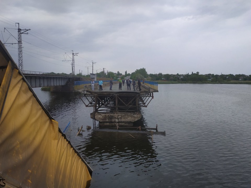 Возле Никополя обрушился мост: фура висит на обрывом - рис. 1
