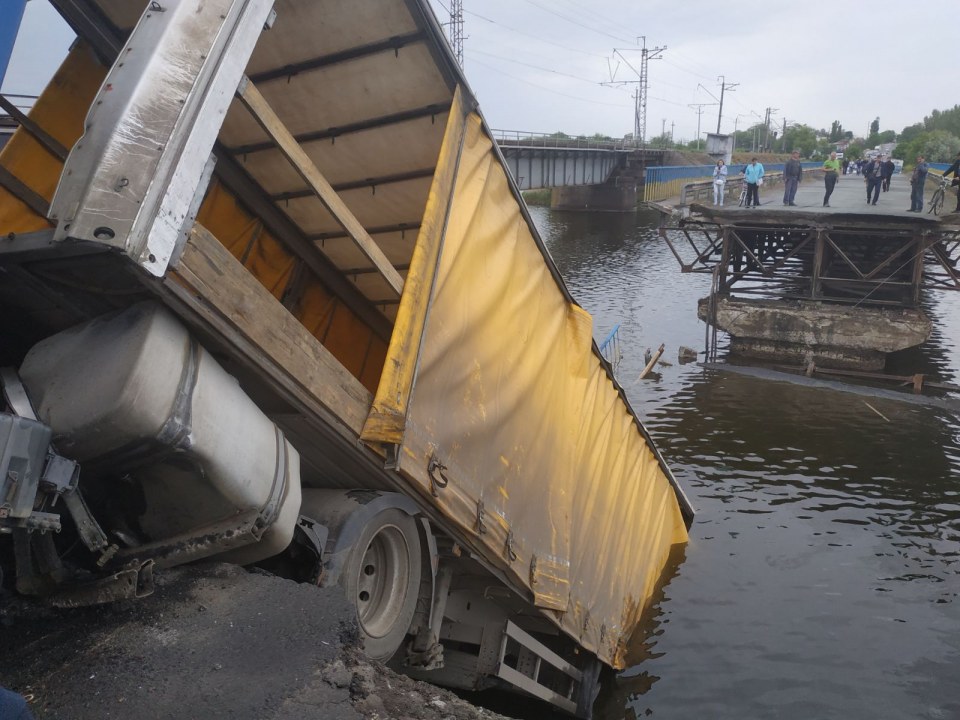 Возле Никополя обрушился мост: фура висит на обрывом - рис. 2