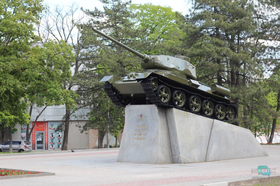Снова перекрасили: как сейчас выглядит танк генералу Пушкину в Днепре (ФОТОРЕПОРТАЖ) - рис. 1