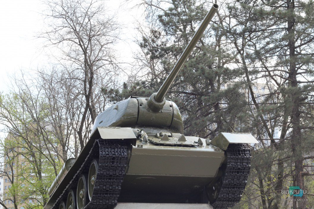 Снова перекрасили: как сейчас выглядит танк генералу Пушкину в Днепре (ФОТОРЕПОРТАЖ) - рис. 2