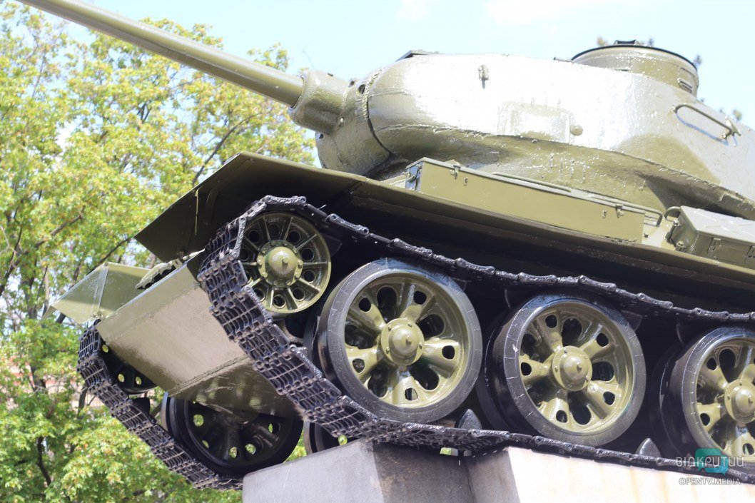 Снова перекрасили: как сейчас выглядит танк генералу Пушкину в Днепре (ФОТОРЕПОРТАЖ) - рис. 3