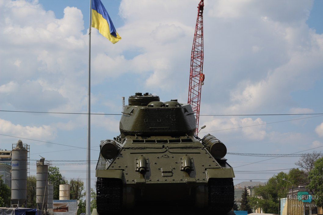 Снова перекрасили: как сейчас выглядит танк генералу Пушкину в Днепре (ФОТОРЕПОРТАЖ) - рис. 6