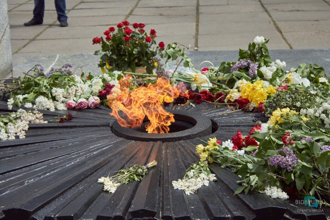 Танк, памятнику Маргелову и диорама: тысячи днепрян пришли почтить память героев Второй мировой (ФОТО) - рис. 21