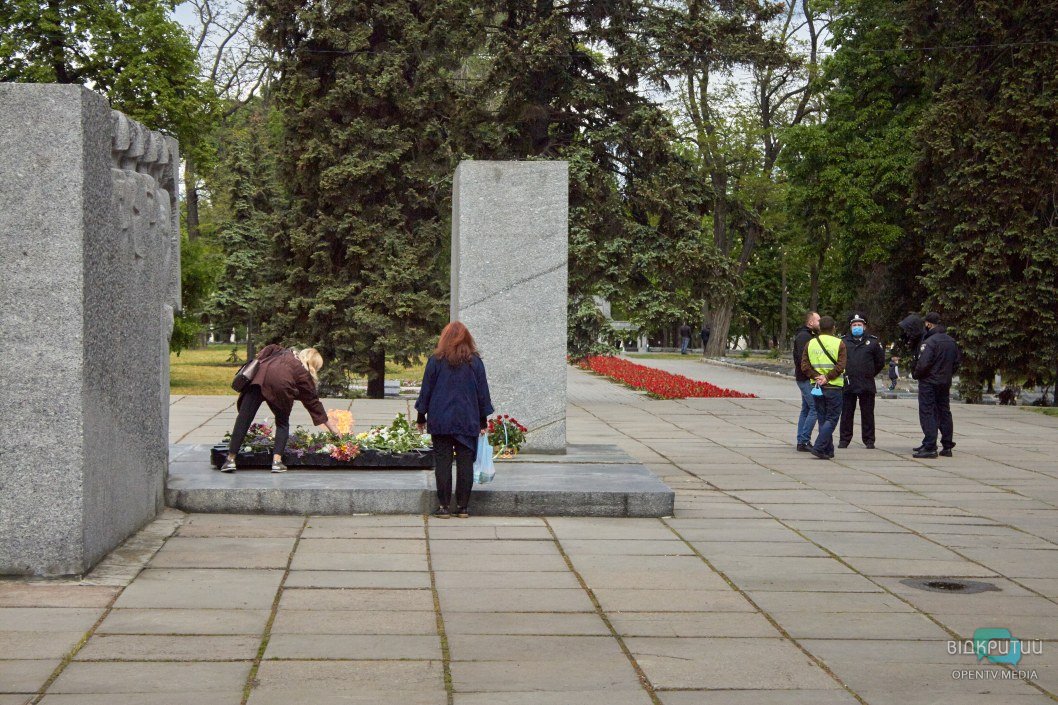 Танк, памятнику Маргелову и диорама: тысячи днепрян пришли почтить память героев Второй мировой (ФОТО) - рис. 20