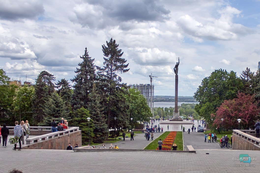 Танк, памятнику Маргелову и диорама: тысячи днепрян пришли почтить память героев Второй мировой (ФОТО) - рис. 8