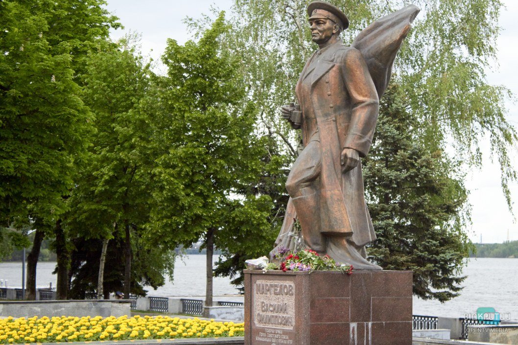 Танк, памятнику Маргелову и диорама: тысячи днепрян пришли почтить память героев Второй мировой (ФОТО) - рис. 16