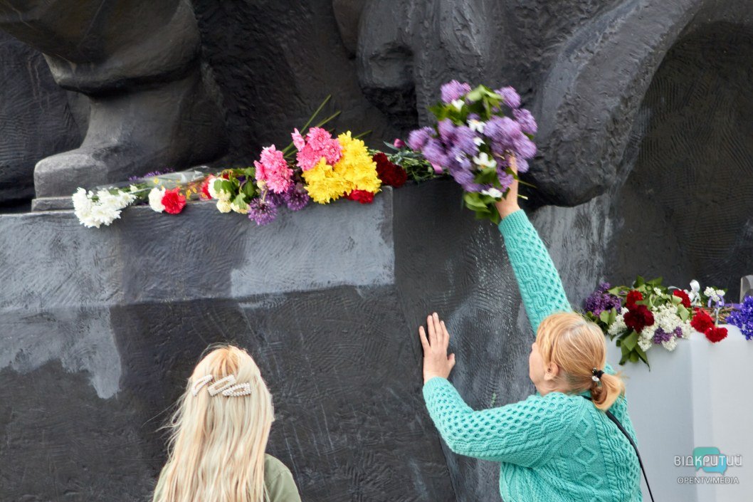 Танк, памятнику Маргелову и диорама: тысячи днепрян пришли почтить память героев Второй мировой (ФОТО) - рис. 10