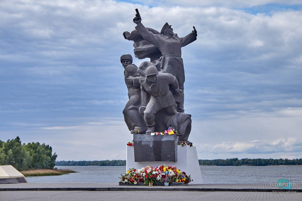 Танк, памятнику Маргелову и диорама: тысячи днепрян пришли почтить память героев Второй мировой (ФОТО) - рис. 9