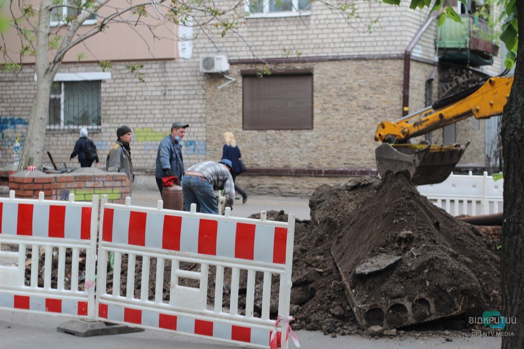 В центре Днепра из-за старых труб перекрыли дорогу (ФОТО) - рис. 1