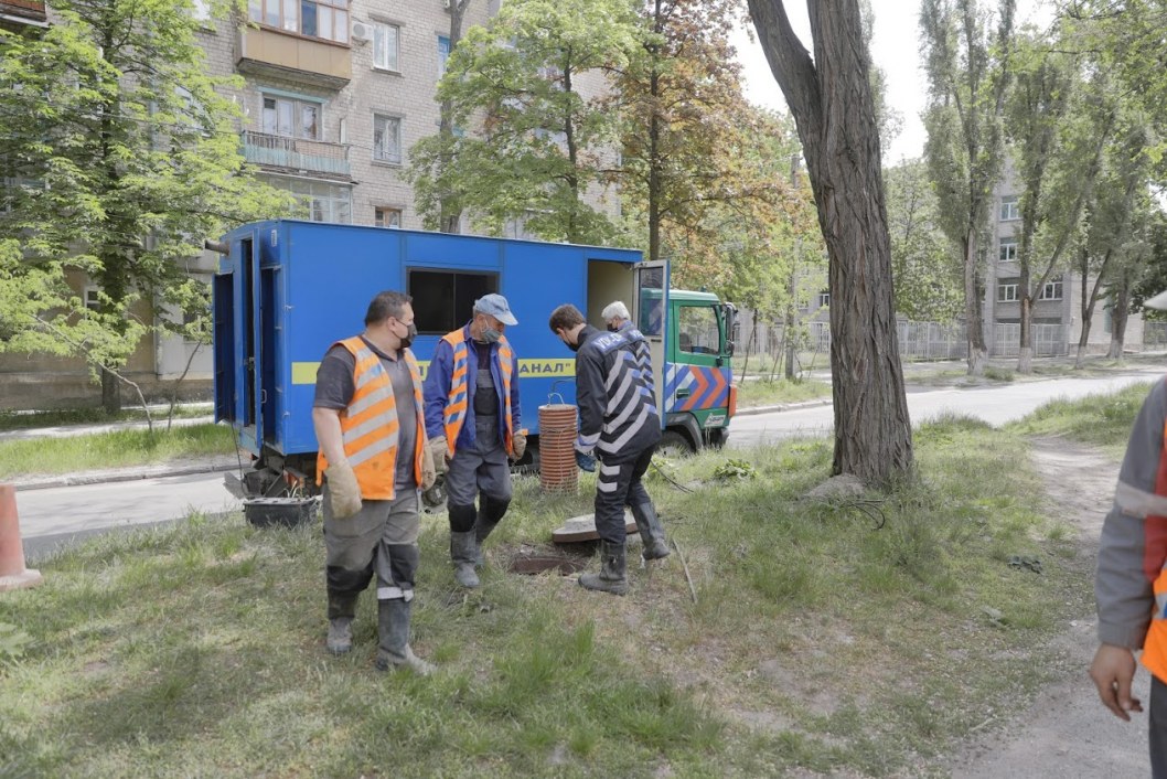 В Днепре во время карантина в школах меняют трубы (ФОТО) - рис. 1