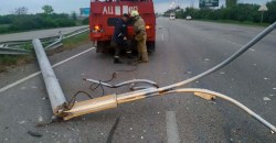 В Днепре упавшая на дорогу электроопора заблокировала движение транспорта - рис. 17