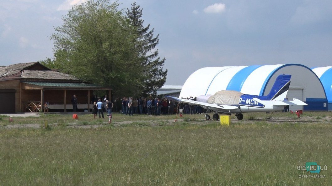 Авиакатастрофа в Днепре: попрощаться с погибшими пришли больше 100 человек (ФОТО)