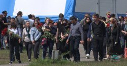 Авиакатастрофа в Днепре: попрощаться с погибшими пришли больше 100 человек (ФОТО) - рис. 18