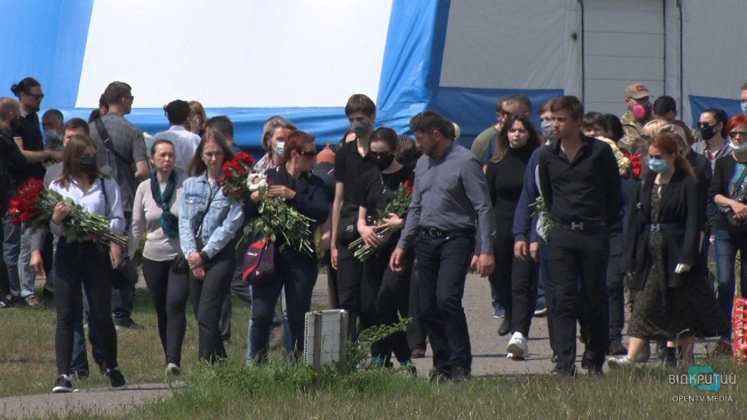 Авиакатастрофа в Днепре: попрощаться с погибшими пришли больше 100 человек (ФОТО)