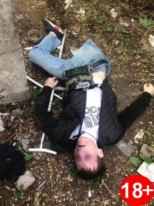В Днепре на 12 квартале нашли мертвого молодого мужчину (ФОТО 18+)