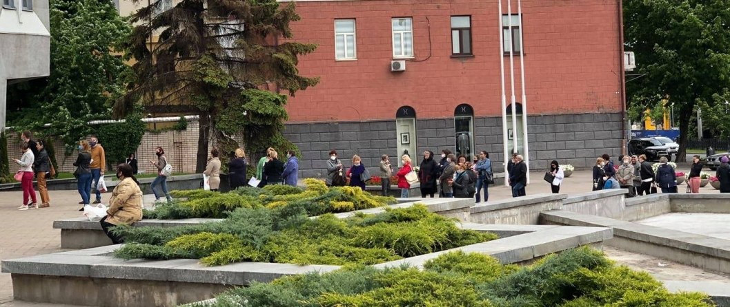Очередь возле горсовета: как в Днепре получить спецпропуск на проезд - рис. 1