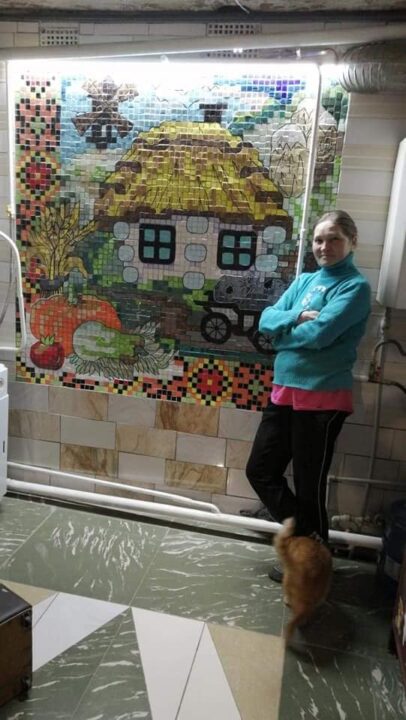 В Днепре женщина создает произведения искусства из битого кафеля (ФОТО)