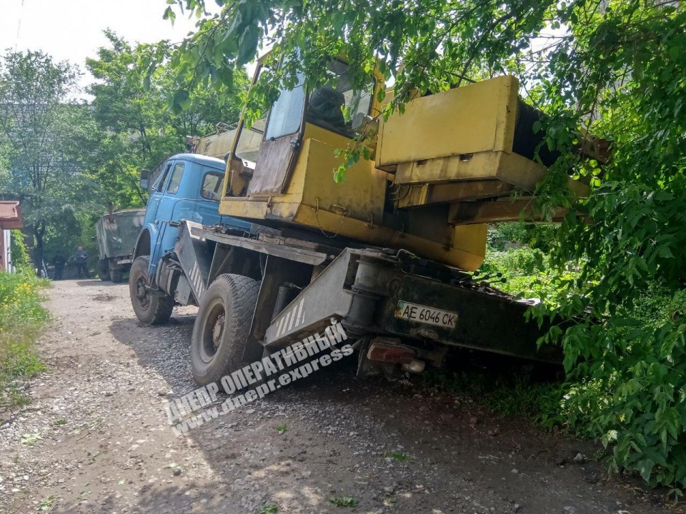 В Днепре грузовик из-за дождя ушел под землю (ФОТО) - рис. 1