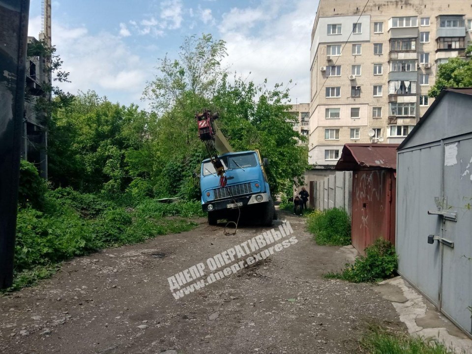 В Днепре грузовик из-за дождя ушел под землю (ФОТО) - рис. 2