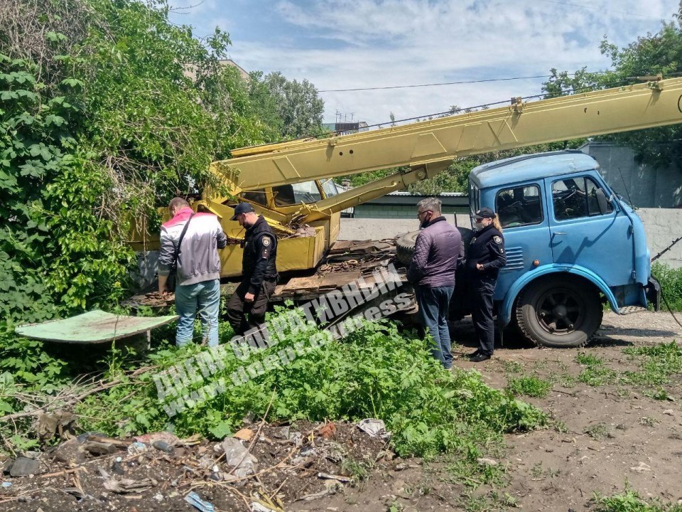 В Днепре грузовик из-за дождя ушел под землю (ФОТО) - рис. 3