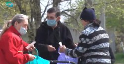 Кормят бездомных
