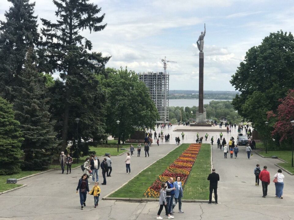 Тысячи букетов и 100-метровая очередь: что происходит сейчас возле памятника Славы в Днепре (ФОТО) - рис. 10