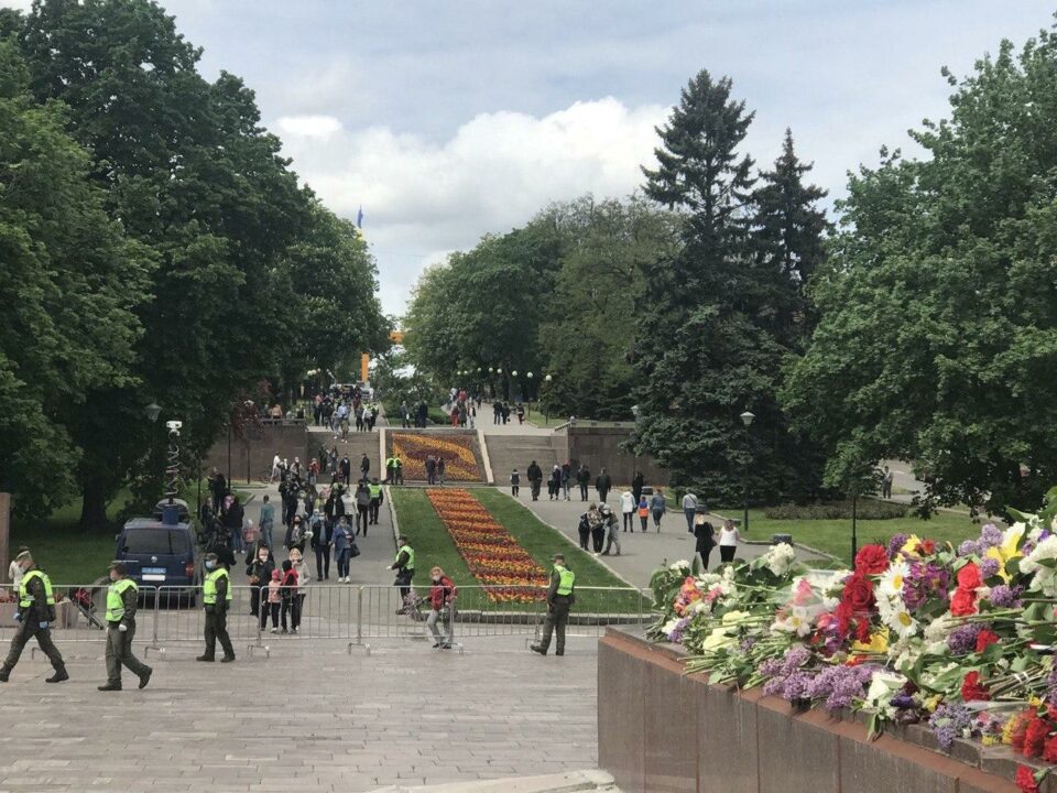 Тысячи букетов и 100-метровая очередь: что происходит сейчас возле памятника Славы в Днепре (ФОТО) - рис. 1