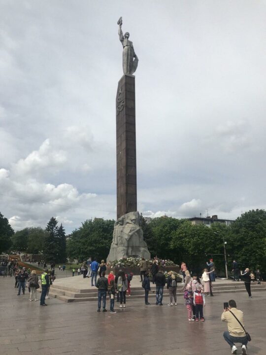 Тысячи букетов и 100-метровая очередь: что происходит сейчас возле памятника Славы в Днепре (ФОТО) - рис. 9