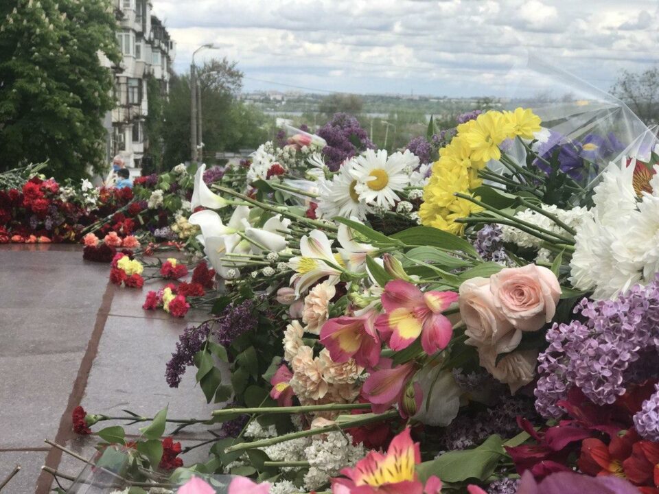 Тысячи букетов и 100-метровая очередь: что происходит сейчас возле памятника Славы в Днепре (ФОТО) - рис. 8