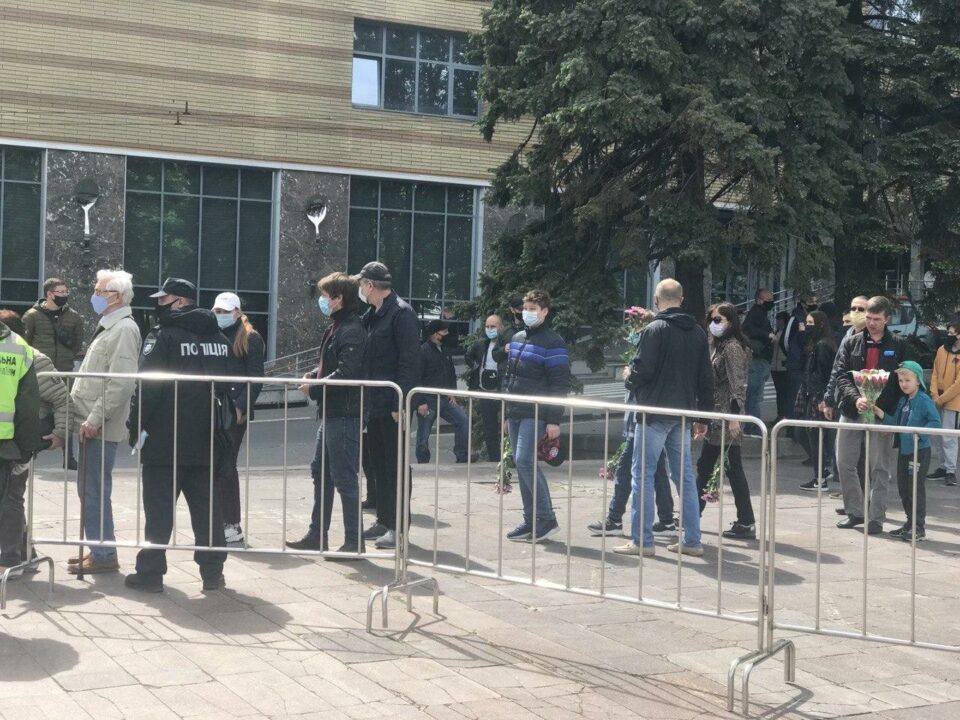 Тысячи букетов и 100-метровая очередь: что происходит сейчас возле памятника Славы в Днепре (ФОТО) - рис. 2