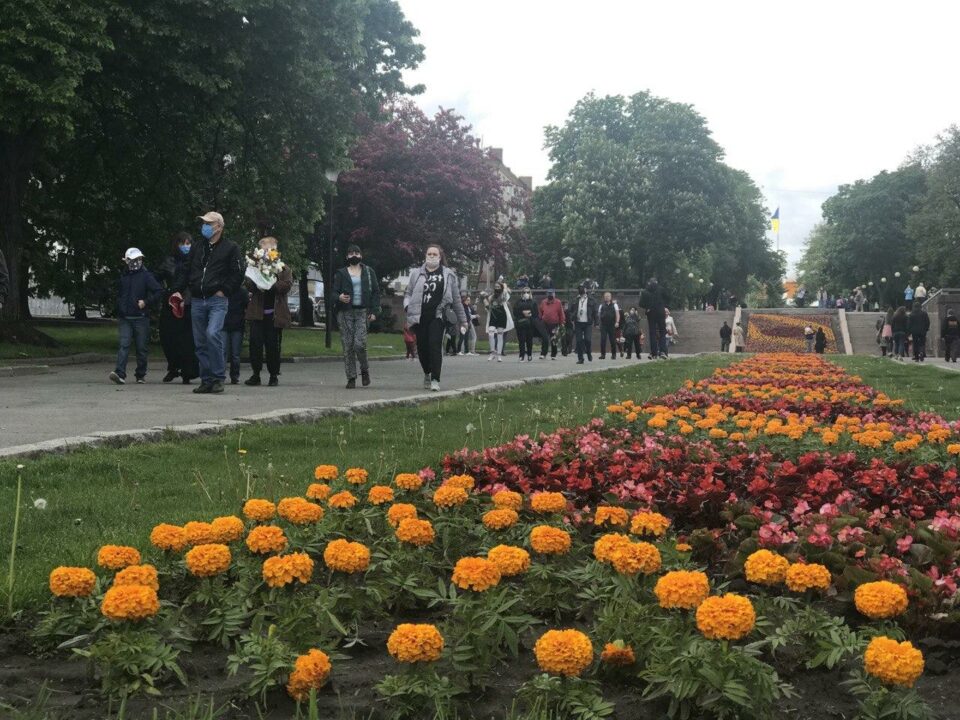 Тысячи букетов и 100-метровая очередь: что происходит сейчас возле памятника Славы в Днепре (ФОТО) - рис. 4