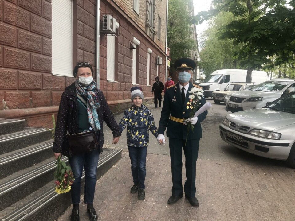 Тысячи букетов и 100-метровая очередь: что происходит сейчас возле памятника Славы в Днепре (ФОТО) - рис. 5