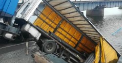 Зеленский прокомментировал ситуацию с рухнувшим мостом на Днепропетровщине (ВИДЕО, ФОТО) - рис. 16