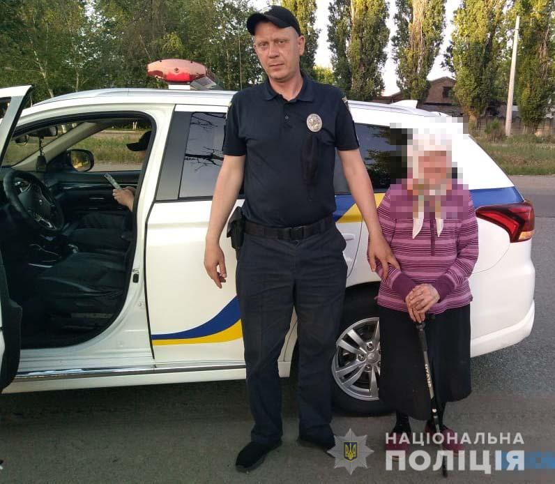 Пенсионерка блуждала по городу: в Никополе полиция вернула домой 89-летнюю старушку - рис. 1