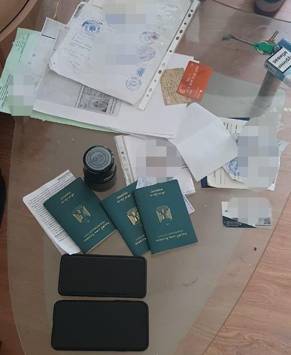 В центре Днепра нелегал изготавливал поддельные паспорта и водительские права - рис. 1