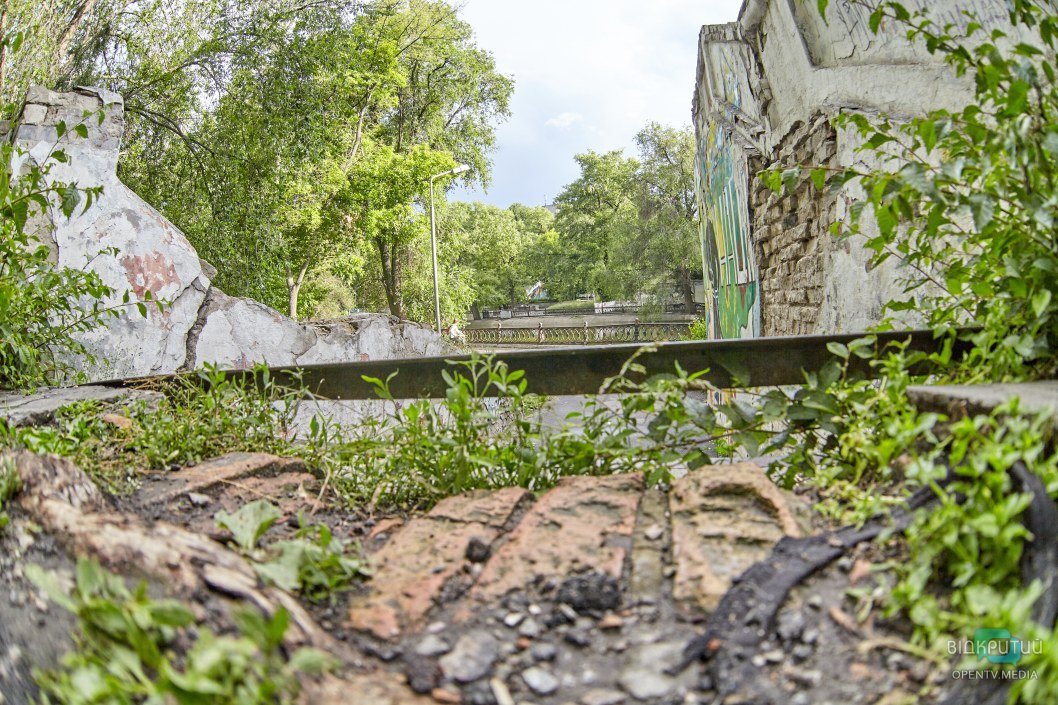 В днепровском парке закрыли разрушающийся мост (ФОТО) - рис. 7