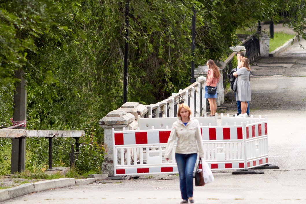 В днепровском парке закрыли разрушающийся мост (ФОТО) - рис. 12