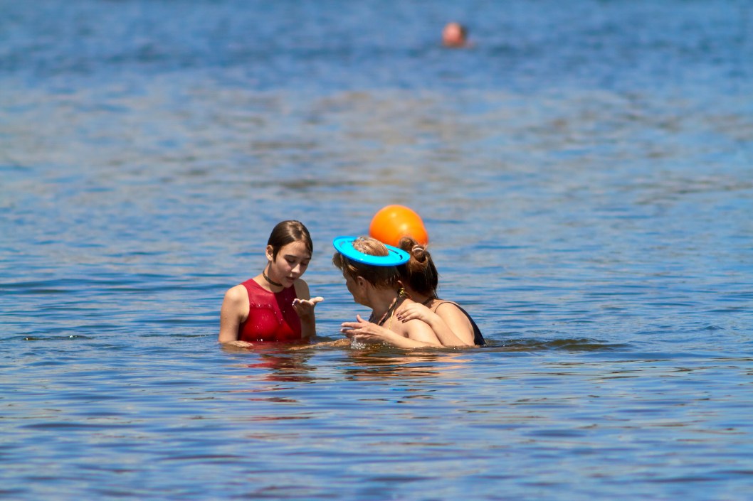 Без масок и в полуметре друг от друга: как днепряне отдыхают на Монастырском пляже (ФОТО) - рис. 3
