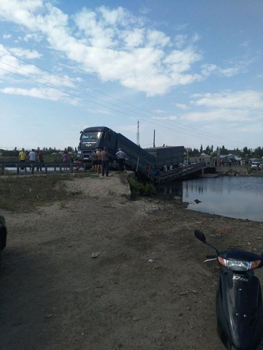В Николаевской области под фурой провалился мост - рис. 1