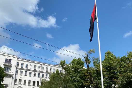Мэр Днепра Филатов о красно-черном флаге возле ОГА: не дам расколоть город - рис. 1