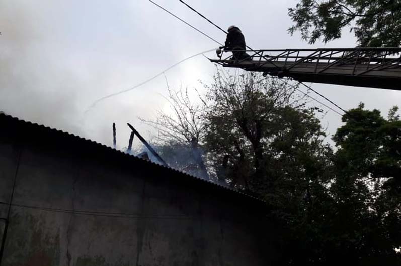 Сгорела крыша дома: спасатели тушили масштабный пожар в Каменском (ФОТО, ВИДЕО) - рис. 1